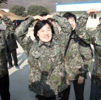 2017년 1월 3일 당시 더불어민주당 대표이던 추미애 법무부 장관이 경기도 파주의 한 포병부대를 방문해 장병들을 격려하고 국산 장비 천무를 살펴보고 있다. [중앙포토]