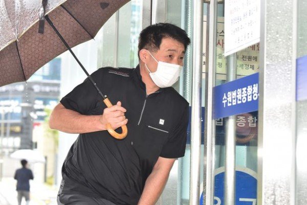 지난 7일, 재심 공판에 참석하기 위해 윤씨가 수원지방법원으로 들어서고 있다.