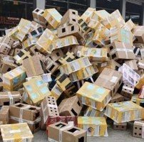 중국의 동물보호 단체가 지난달 22일 중국 허난성 뤄허의 한 물류창고에서 개, 고양이, 토끼, 햄스터 등 택배상자에 담긴 5000여 마리의 반려동물을 발견했다. 2020.10.2  웨이보 캡처